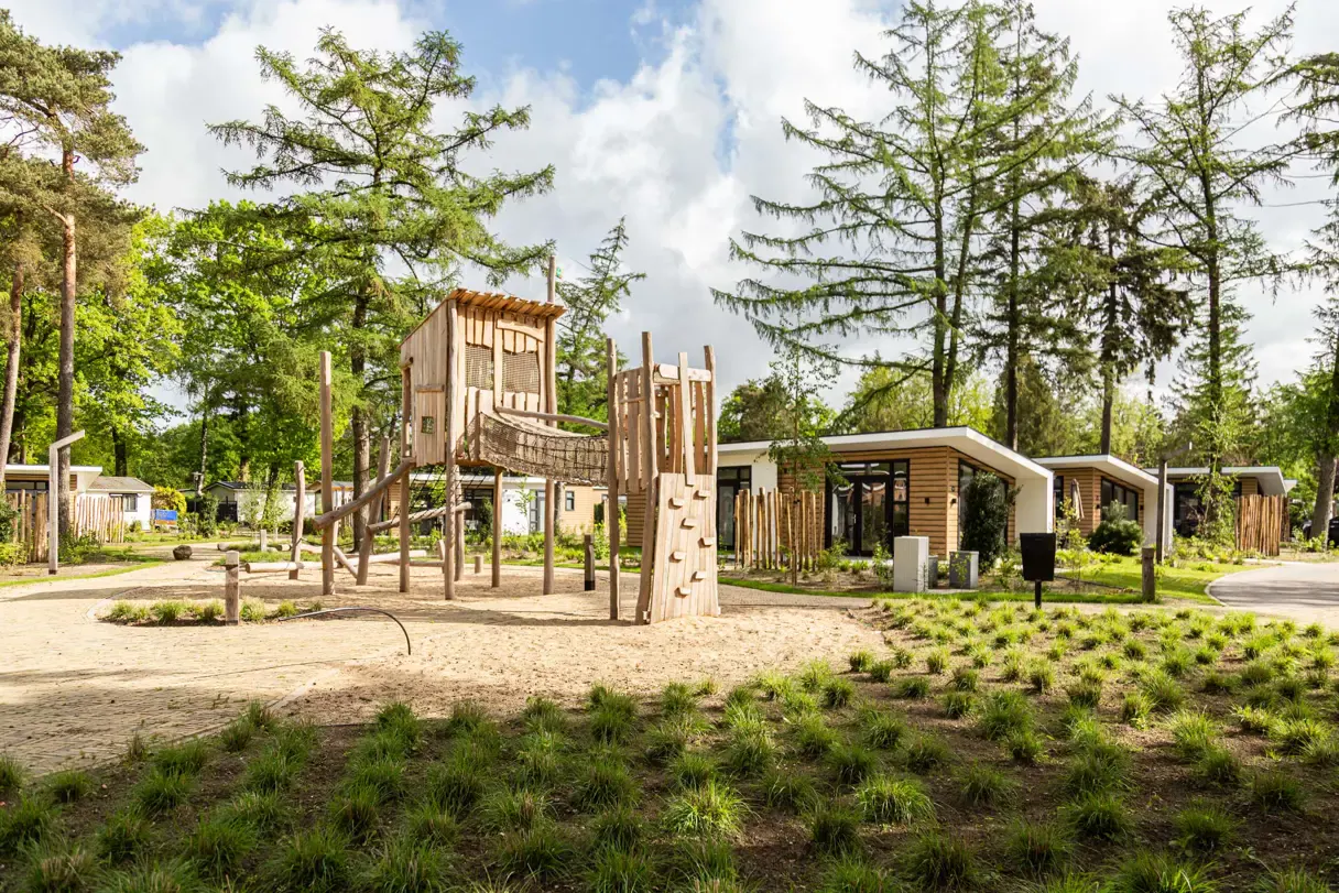 Houten speeltoren tussen de lodges van Bospark Ede
