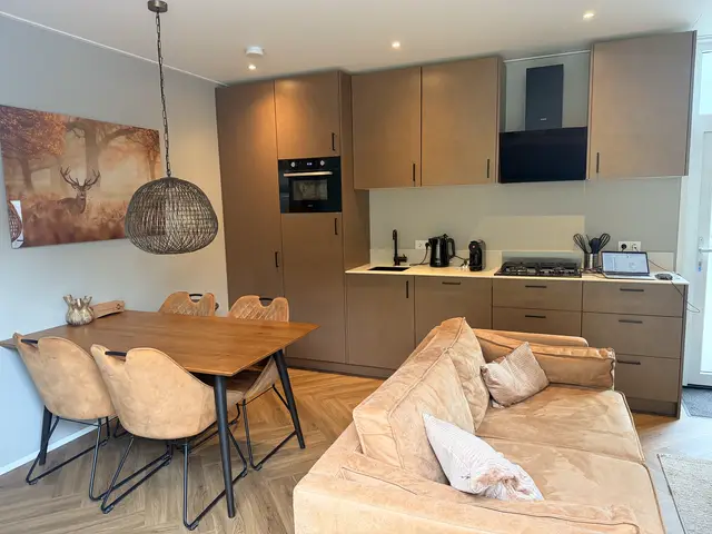 Eethoek met rotan hanglamp